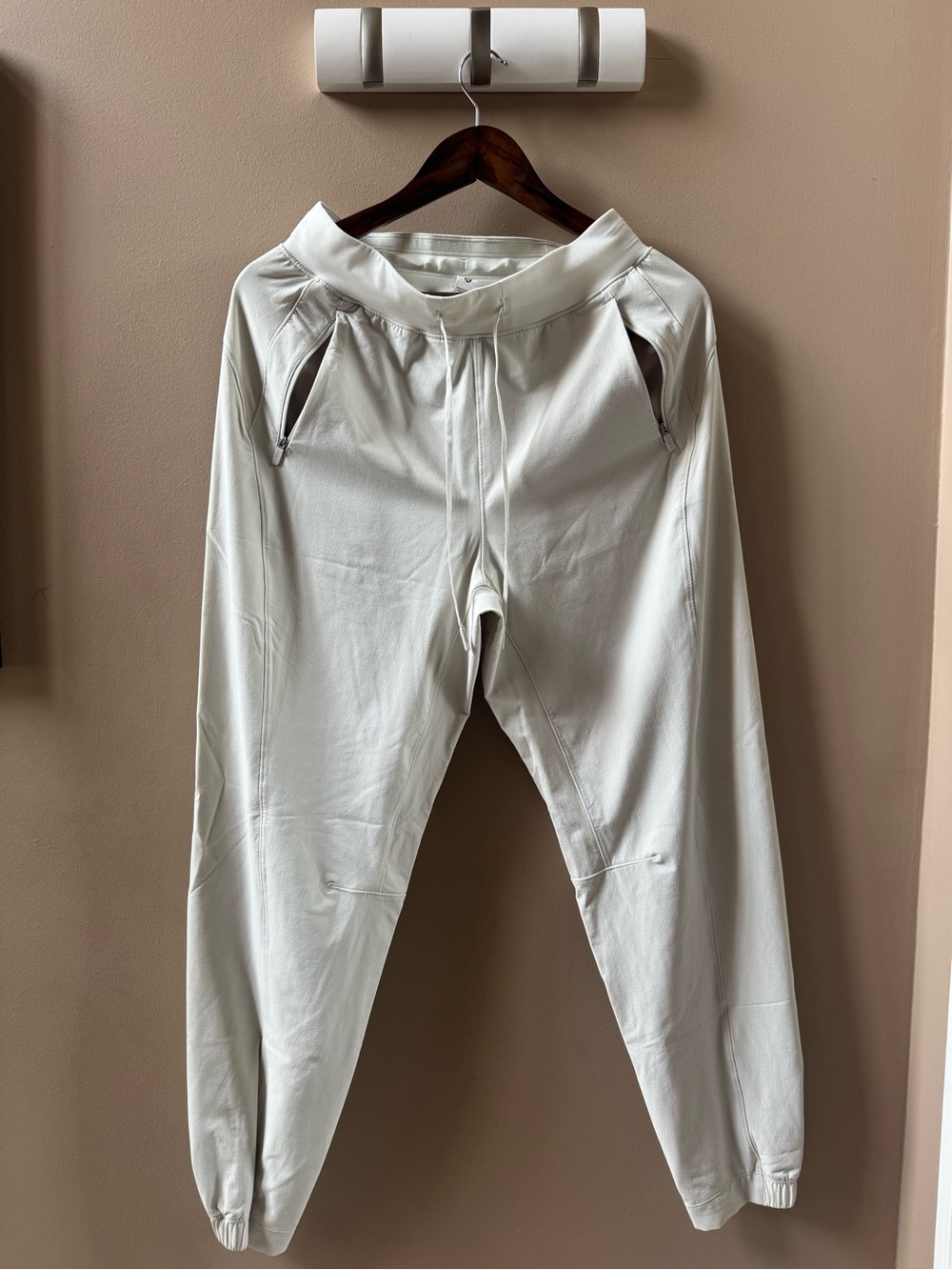 License to train women’s joggers Lululemon